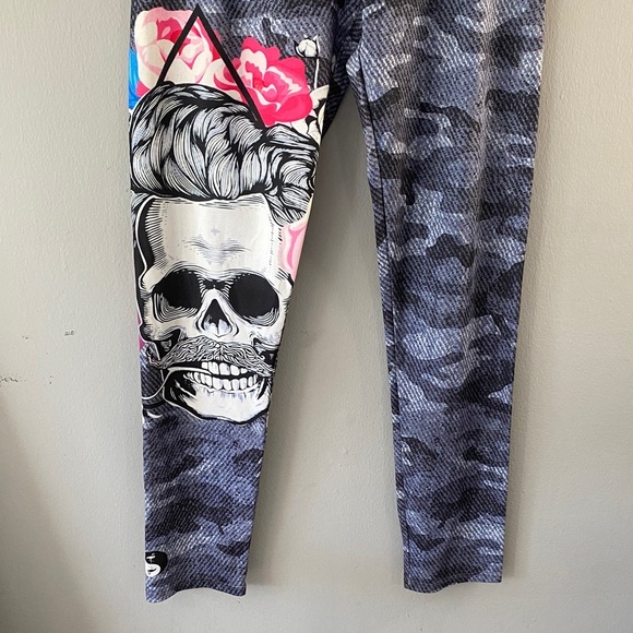 Women's Camouflage Skull Print Leggings - Picture 3 of 12